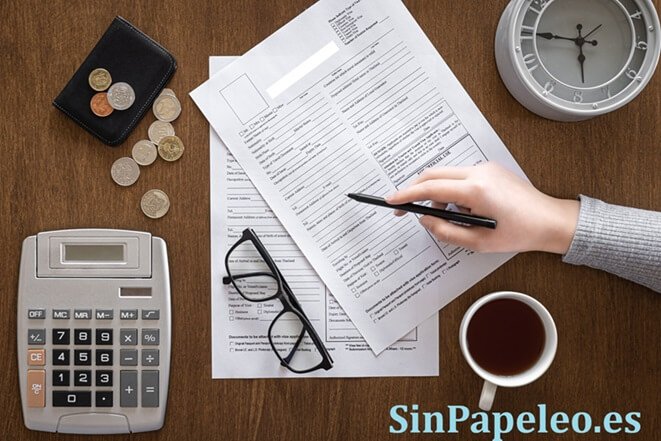 Persona pensando como hacer la declaración de la Renta 2026 por primera vez
