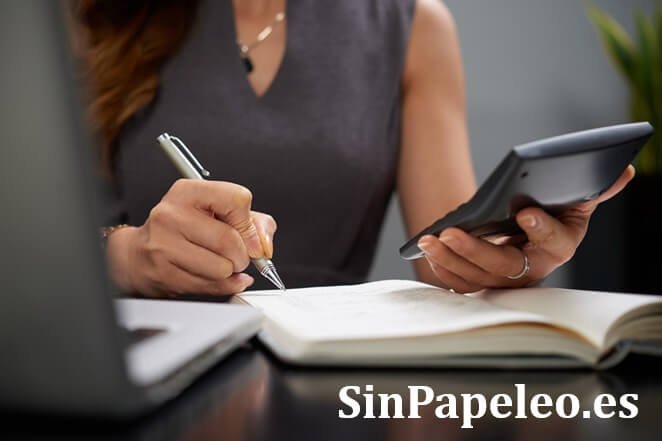 Persona en Galicia consultando cómo pedir el borrador de la renta 2026 desde el móvil