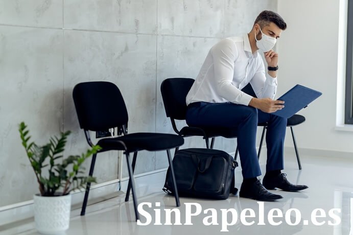 Persona esperando para  pedir cita previa en el SEPE en 2026